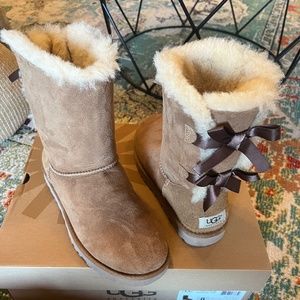 Ugg Bailey Bow size 8 1002954